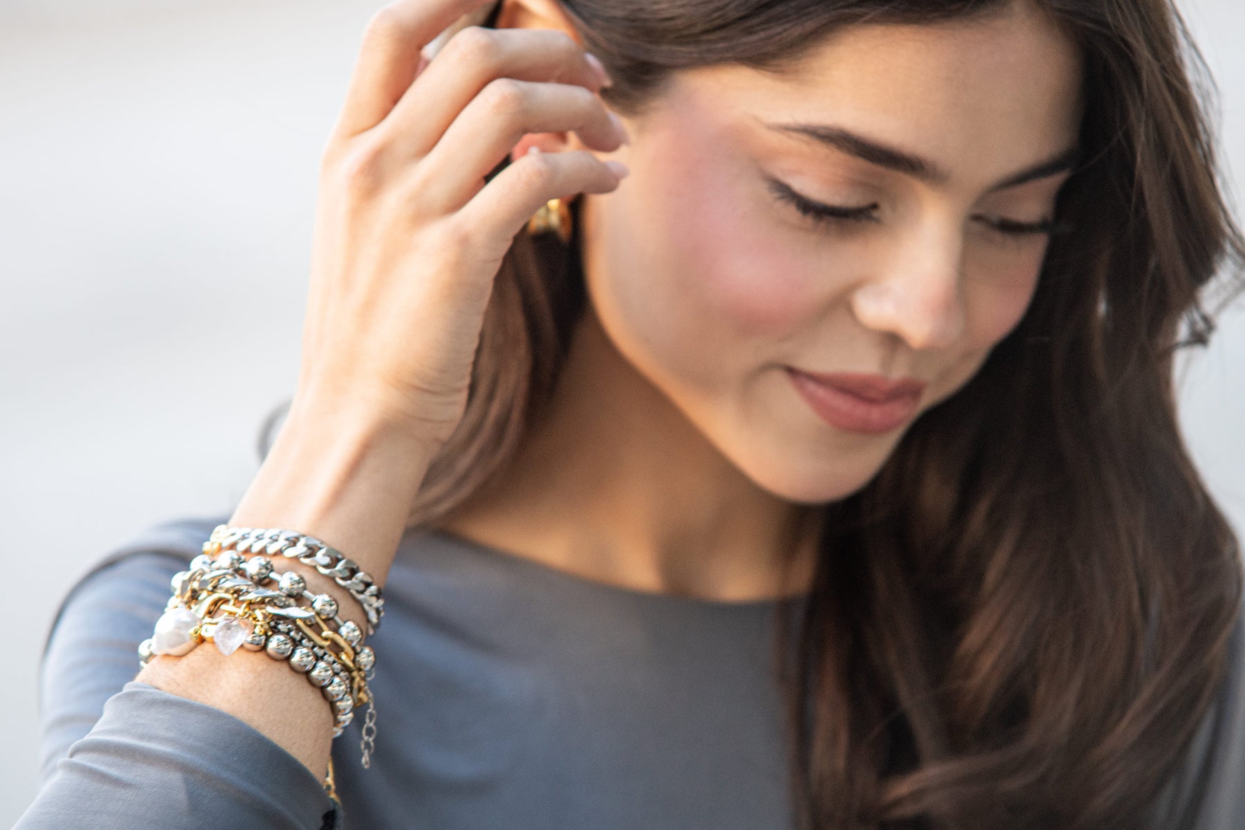 Persona modelando brazaletes de mineral joyería
