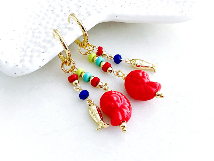 Detalles de Isla Roja – arracadas de chapa de oro con coral rojo, peces y piedras de colores