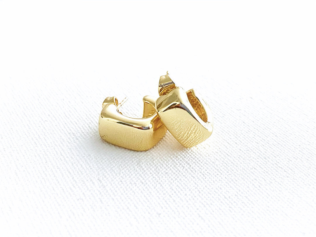 Vega – arracadas cuadradas de chapa de oro con diseño elegante