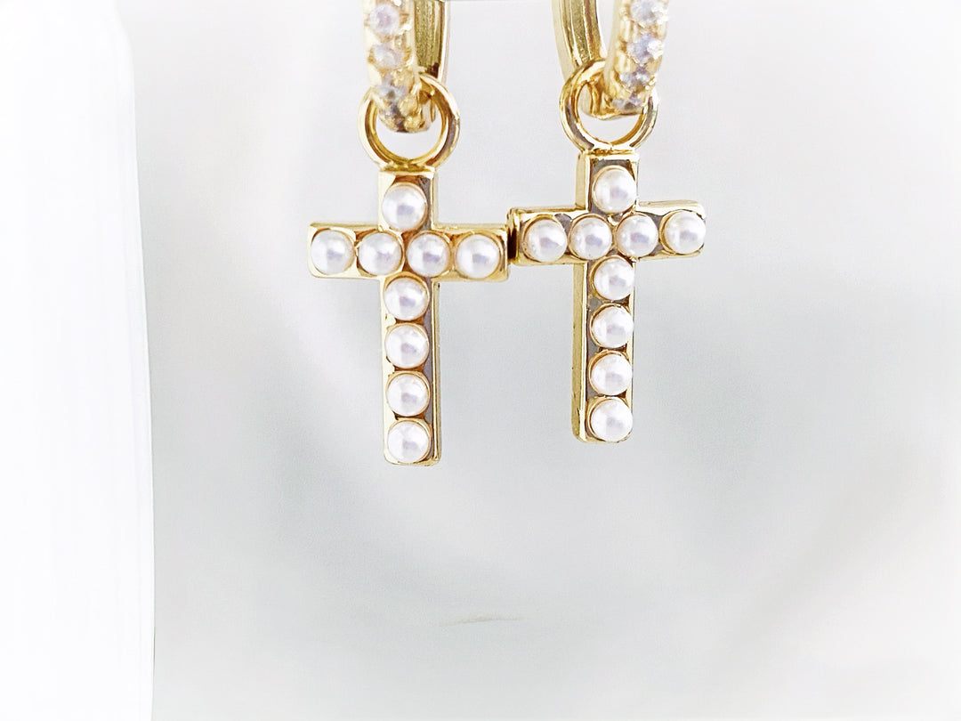 Detalle de Faith – arracadas de chapa de oro con cruz decorada con perlitas