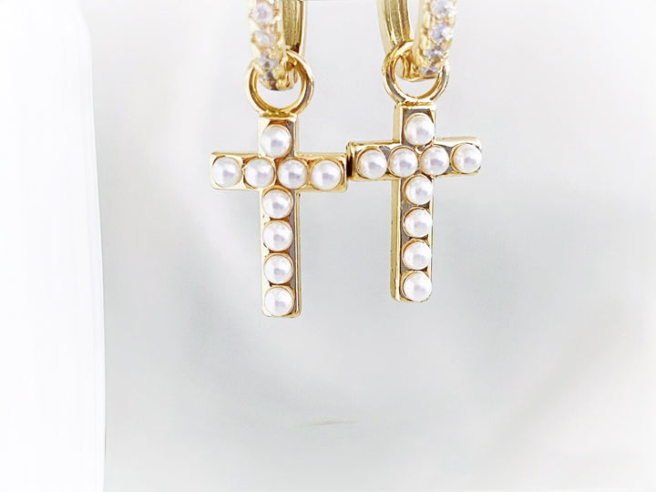 Detalle de Faith – arracadas de chapa de oro con cruz decorada con perlitas