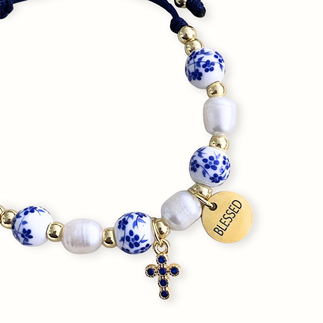 Detalles de Brazalete Blessed con cruz de zirconia y perla de río