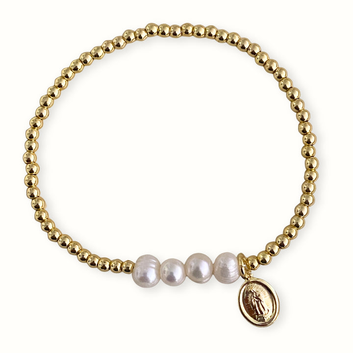 Brazalete religioso con perla de río y dije de Virgen de chapa de oro