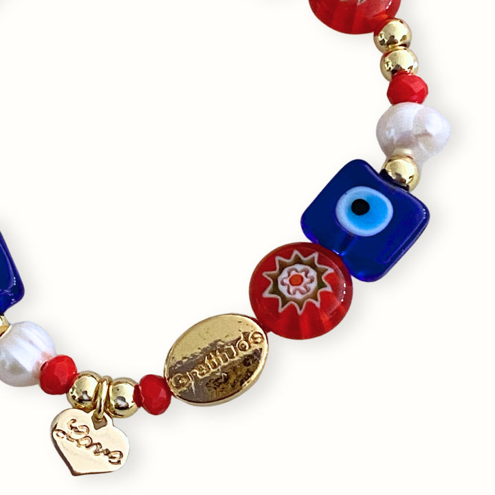 Detalles de Pulsera tejida ajustable con dije Love de chapa de oro, ojo turco de murano, perla de río y murano millefiori. 