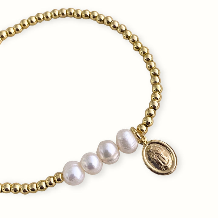 Detalles de Brazalete religioso con perla de río y dije de Virgen de chapa de oro