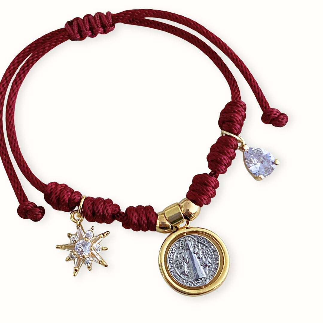 Pulsera tejida ajustable con dije de San Benito, gota y estrella de chapa de oro con zirconia. 