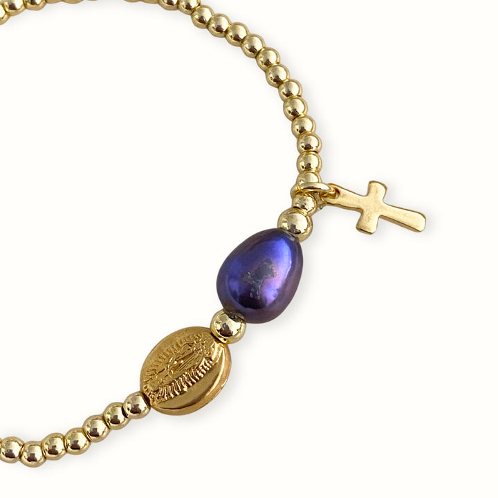 Detalles de Brazalete religioso con cruz y Virgen de chapa de oro y perla de río