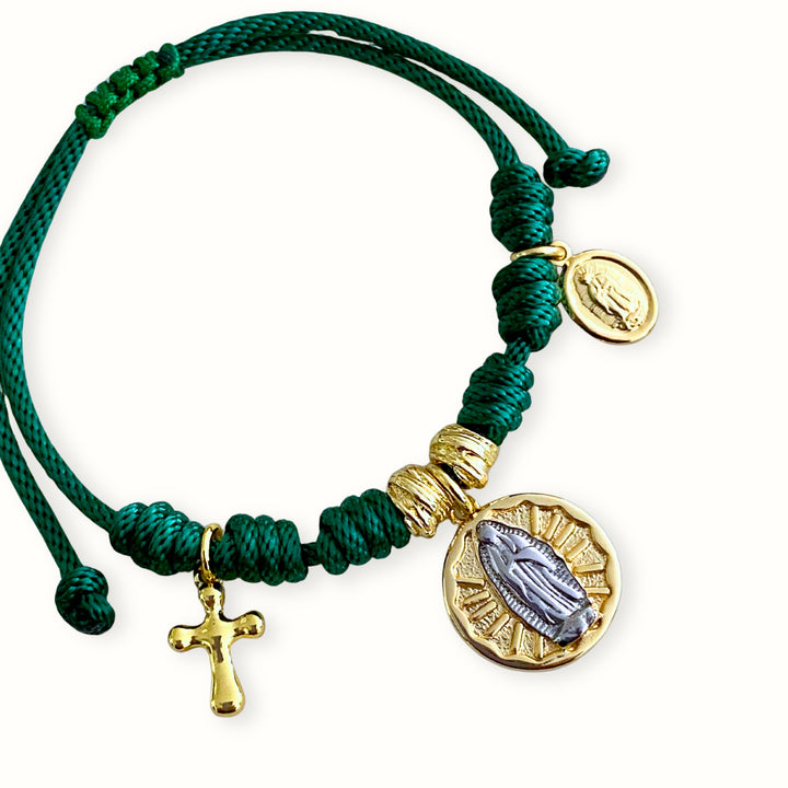 Pulsera ajustable con cordón trenzado y dijes religiosos de Virgen María y cruz en chapa de oro. 