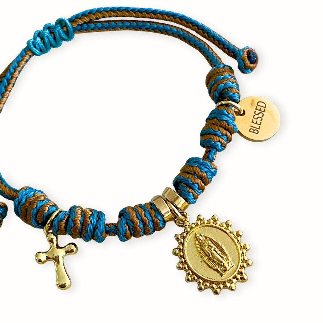 Pulsera ajustable con cordón trenzado y dijes de cruz y Virgen de Guadalupe. 