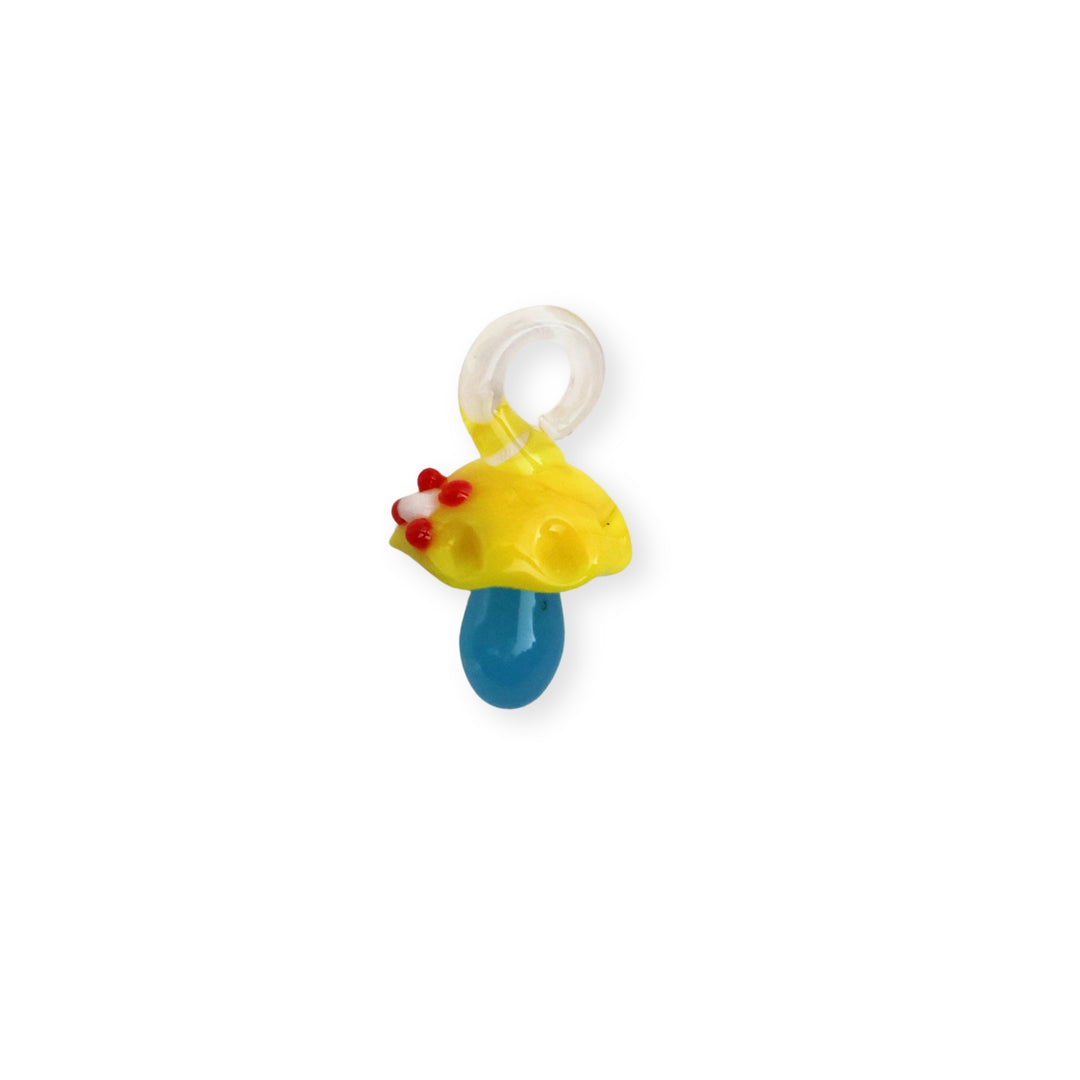 Dije de murano en forma de hongo amarillo y azul con flor decorativa en la parte superior