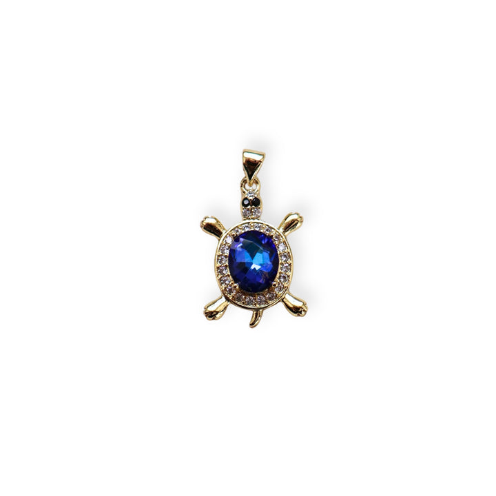 Dije de tortuga en chapa de oro con detalles de zirconia