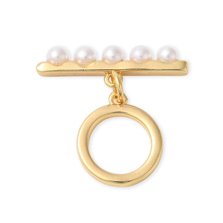 Broche tipo T de chapa de oro con perla sintética sobre fondo blanco