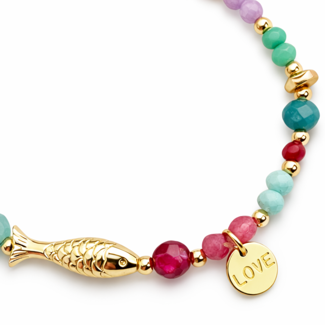 Brazalete marino con pez de chapa de oro, piedras naturales, cristal y dije Love
