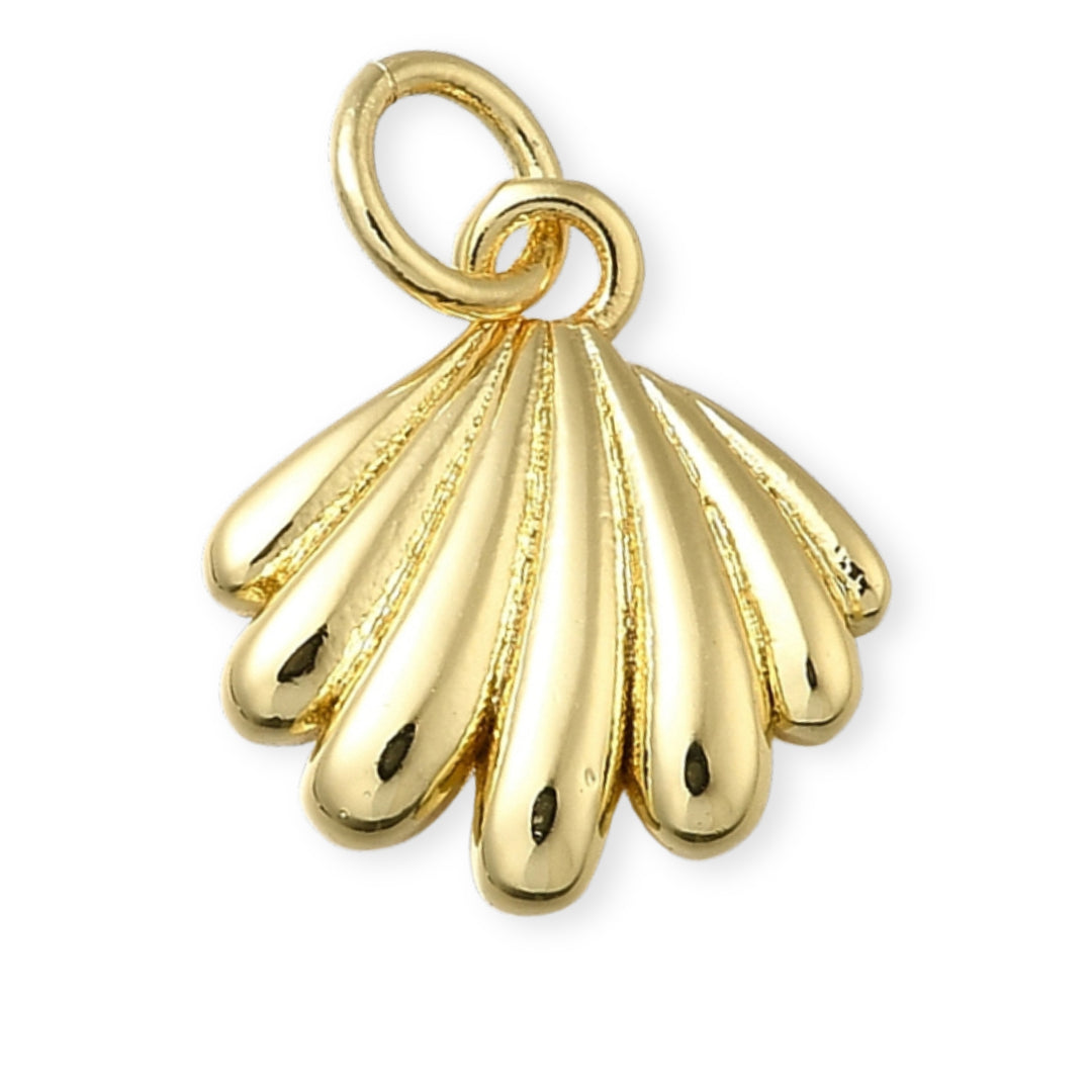 Dije dorado en forma de concha elaborado en chapa de oro