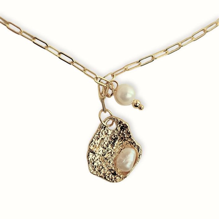 Collar Narella con dije de concha dorada y perla de río sobre cadena dorada