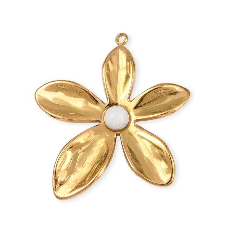 Dije flor de acero inoxidable con perla sintética en el centro sobre fondo blanco