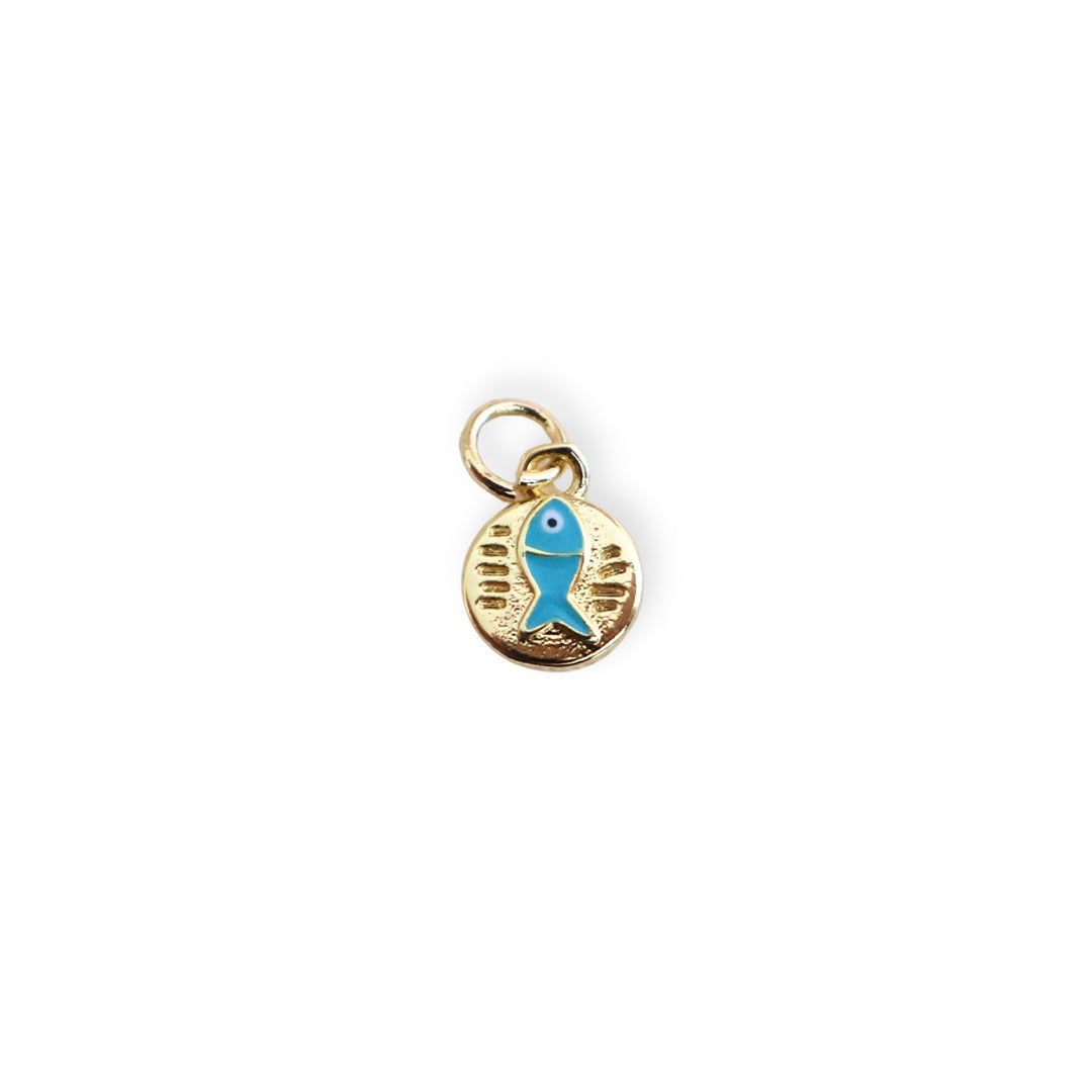 Dije circular de chapa de oro con pescado azul esmaltado sobre fondo blanco