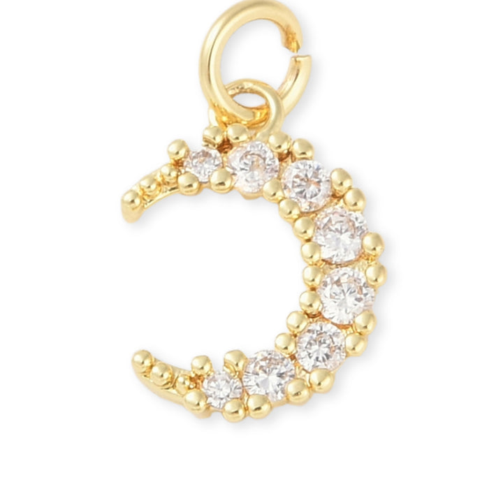 Dije dorado en forma de luna con zirconia.
