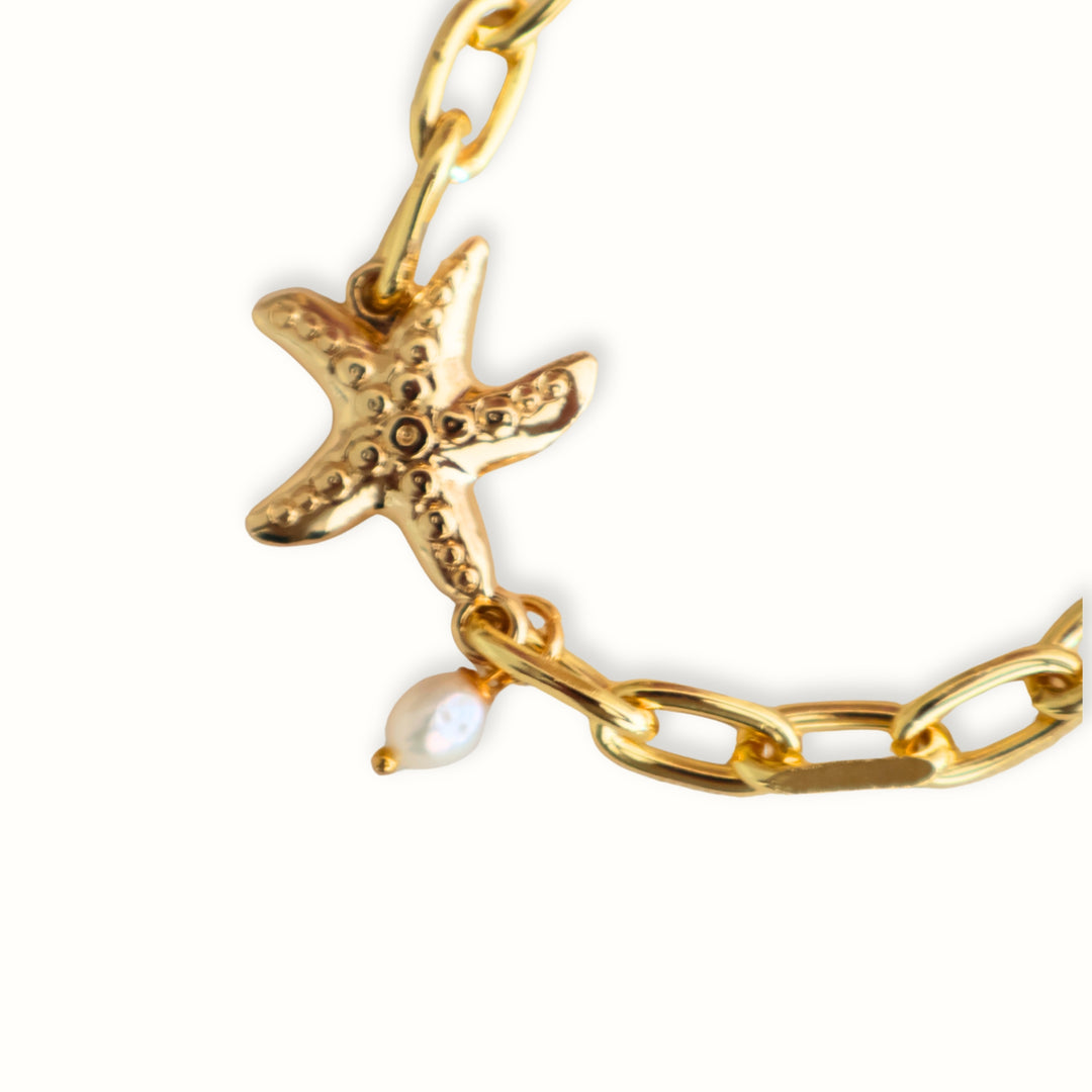 Pulsera Nairi con cadena dorada, perla de río y estrella de mar