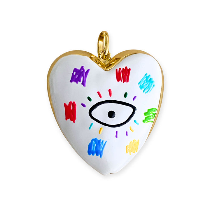 Dije grande de corazón esmaltado blanco con ojo central y detalles multicolor en chapa de oro. 
