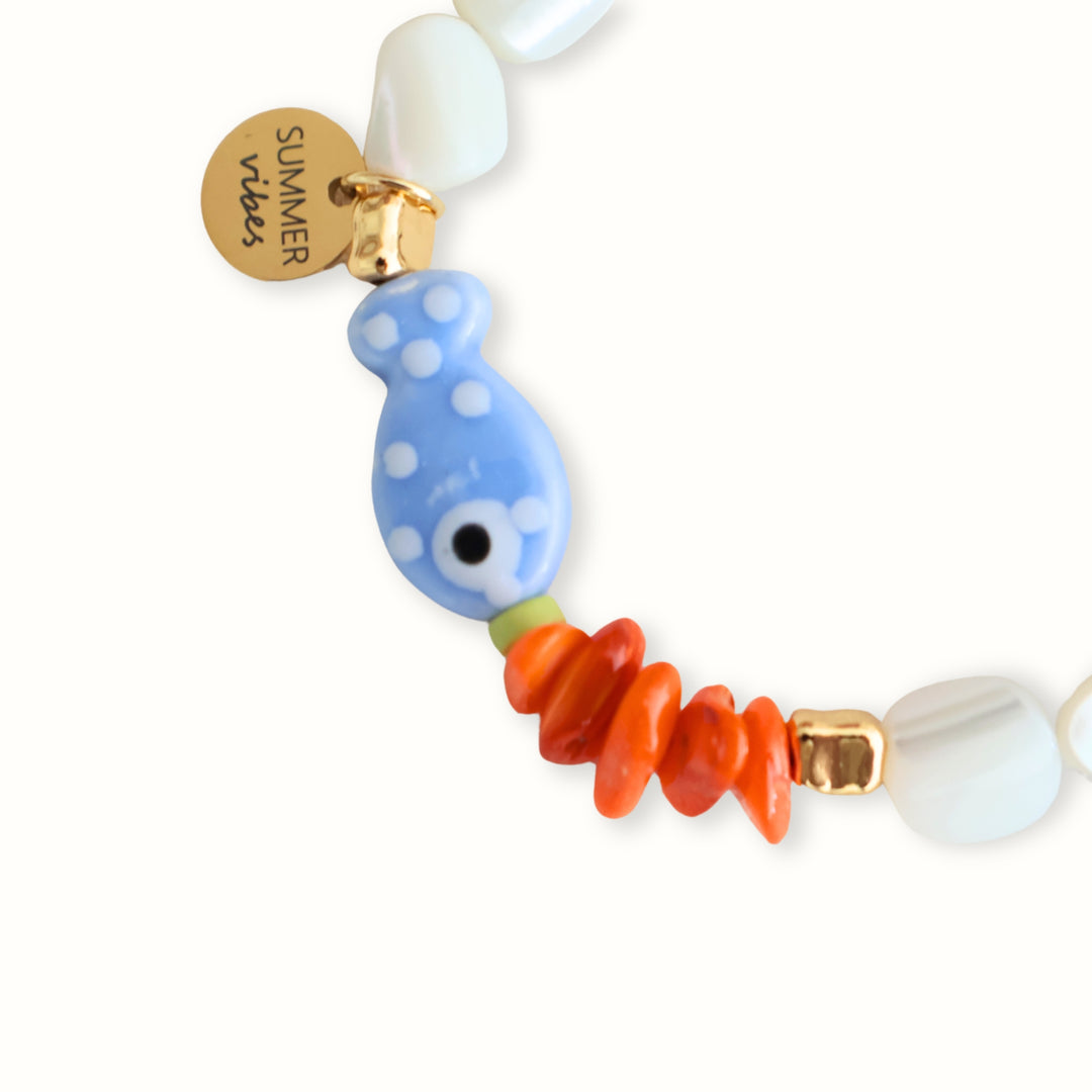Pulsera Mileia tejida en hilo café con madreperla y pez azul