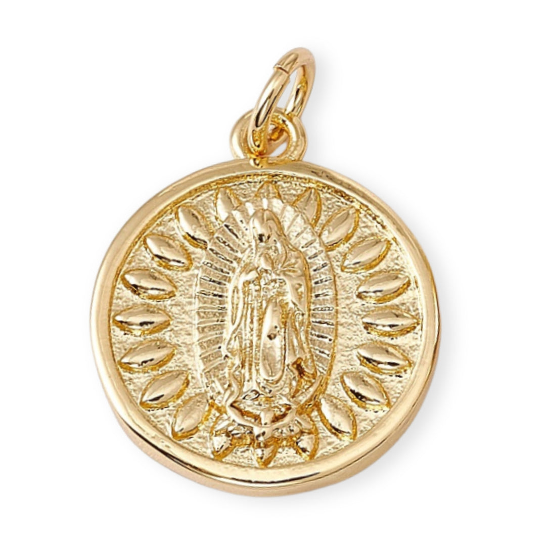 Dije circular de la Virgen de Guadalupe en chapa de oro sobre fondo blanco