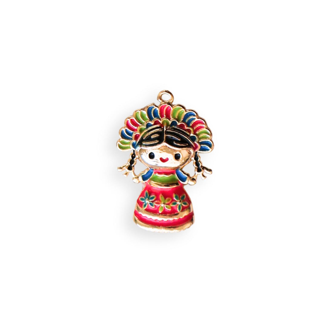 Dije muñeca Lele esmaltada en colores vivos sobre chapa de oro