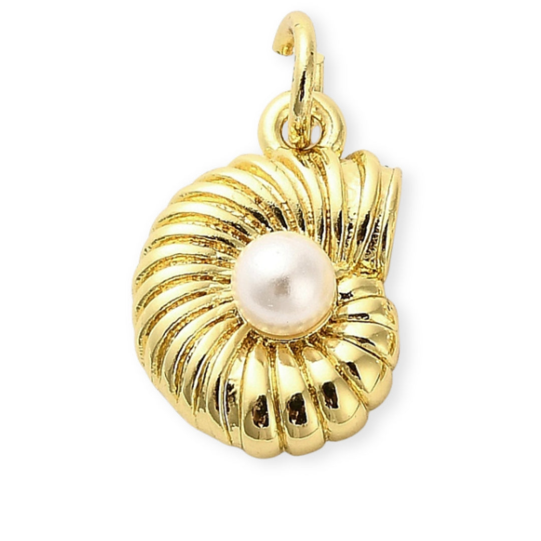 Dije caracol dorado en chapa de oro con perla sintética en el centro
