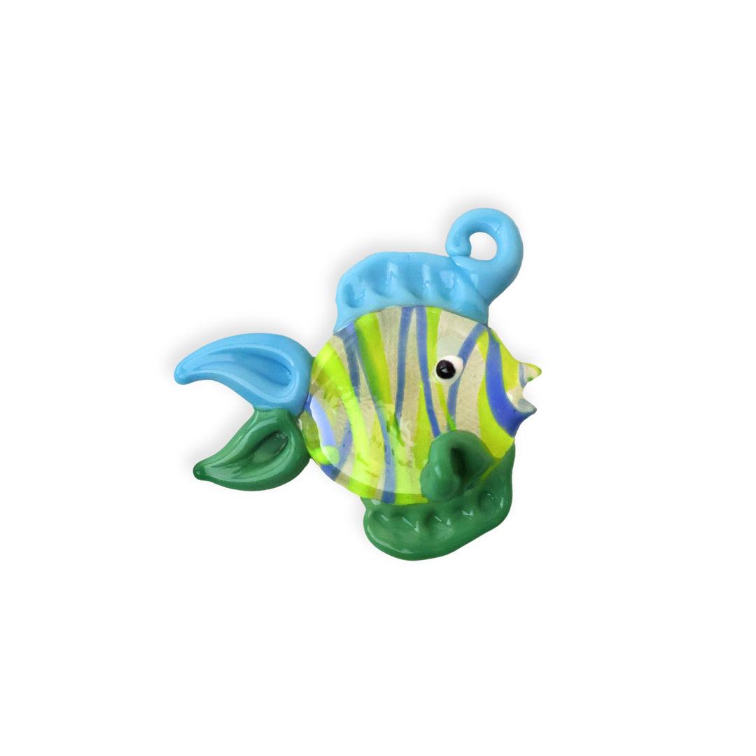 Dije de murano en forma de pez azul cielo con verde y rayas decorativas