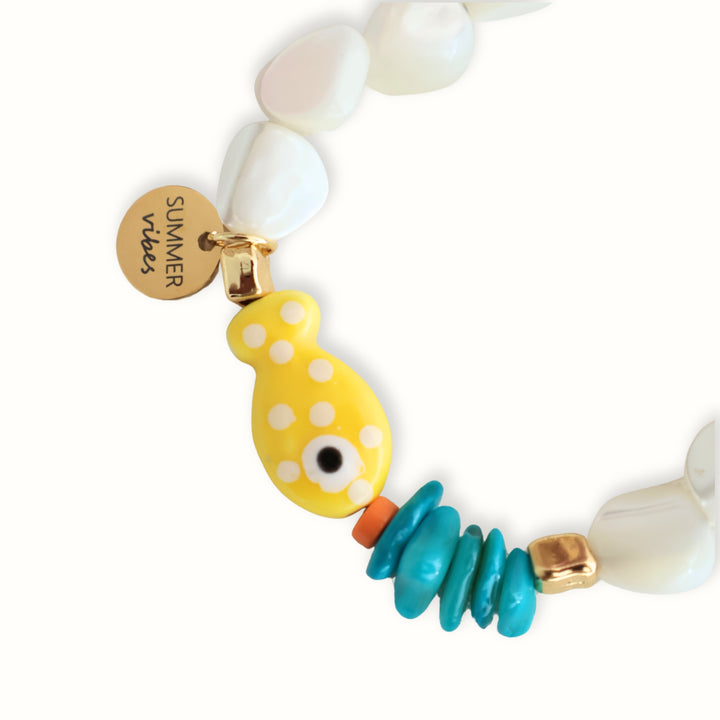 Pulsera Enea tejida con madreperla azul turquesa y pez amarillo