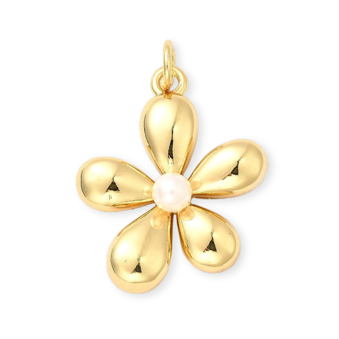 Dije de flor en chapa de oro con perla sintética al centro, diseño elegante y delicado.