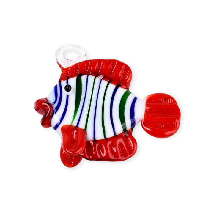 Dije murano en forma de pez con diseño en rojo, blanco, azul y verde
