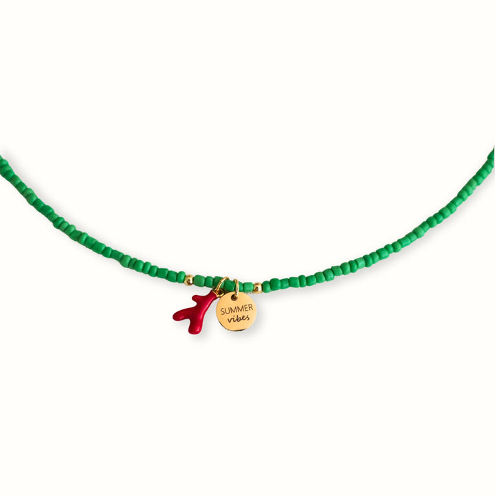 Collar Coralia con chaquira verde y coral rojo