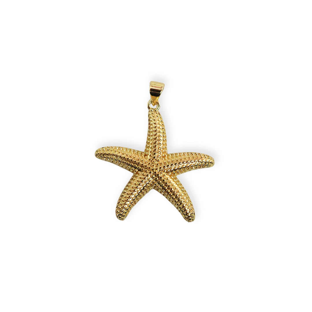 Dije dorado en forma de estrella de mar sobre fondo blanco