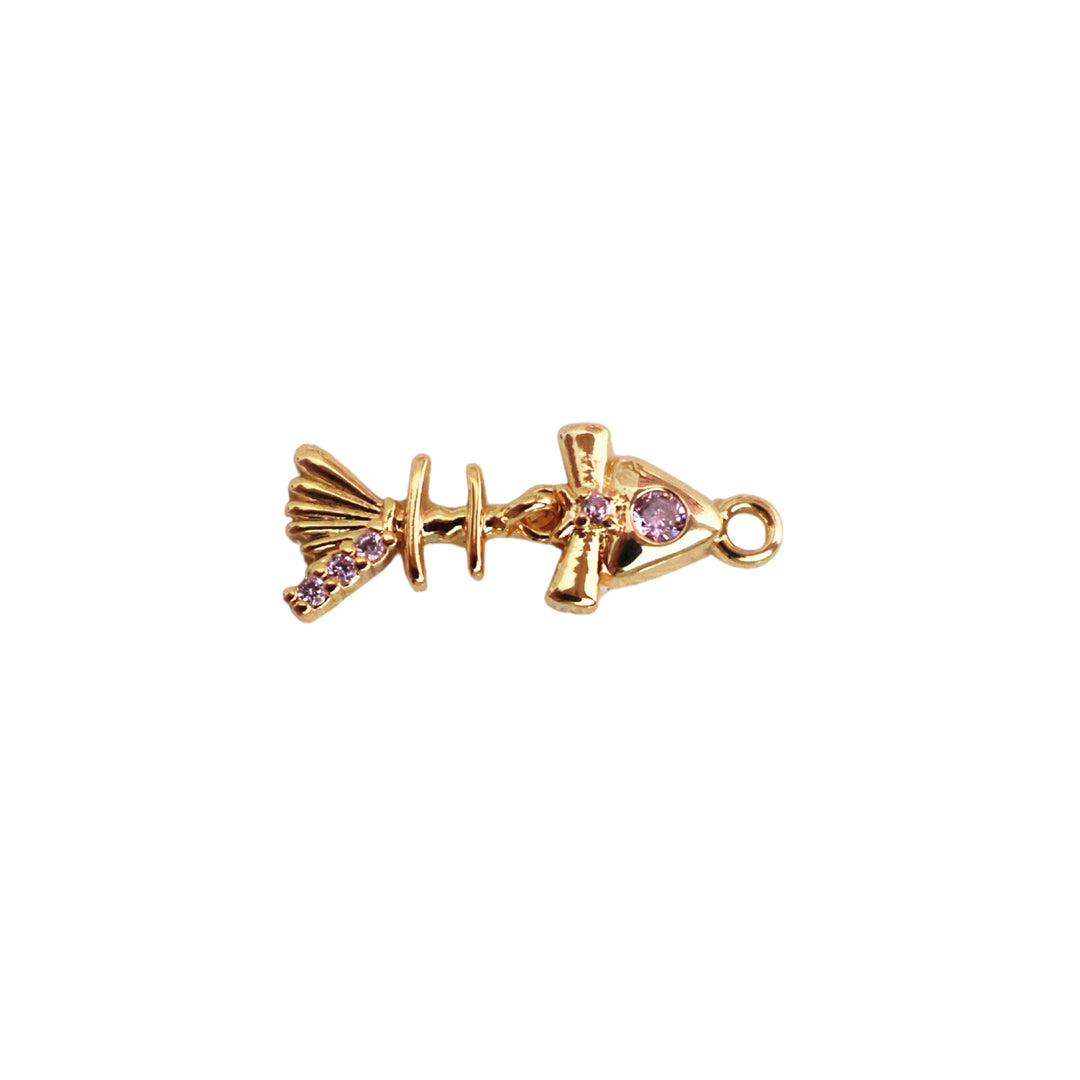 Dije de pescado de chapa de oro con zirconia rosa en el ojo y aleta móvil sobre fondo blanco