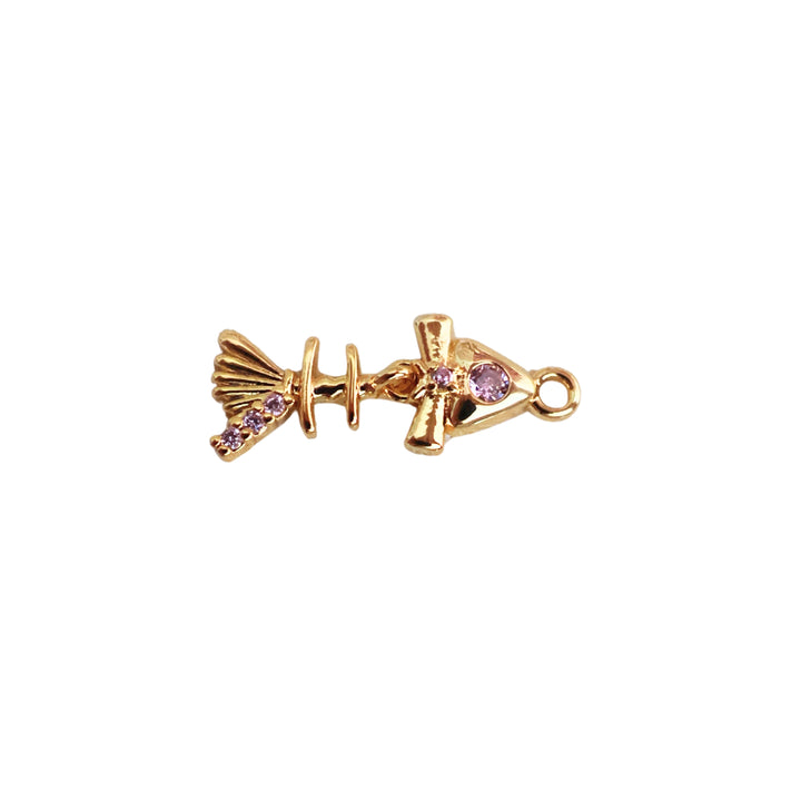 Dije de pescado de chapa de oro con zirconia rosa en el ojo y aleta móvil sobre fondo blanco