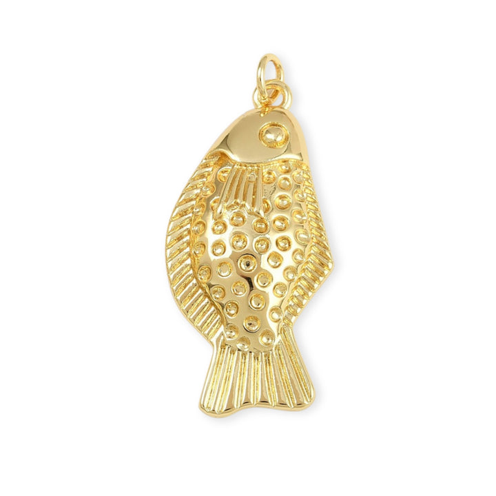 Dije de pescado en chapa de oro con acabado brillante sobre fondo blanco