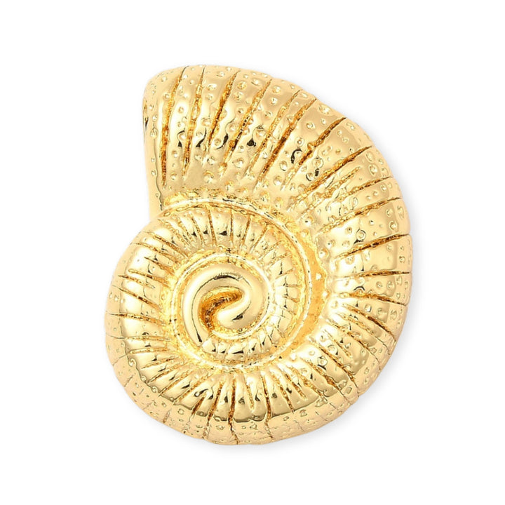 Dije caracol dorado de chapa de oro con diseño marino