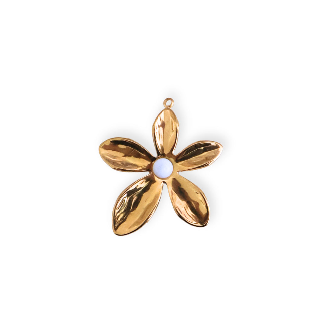 Dije flor de acero inoxidable con perla sintética en el centro sobre fondo blanco