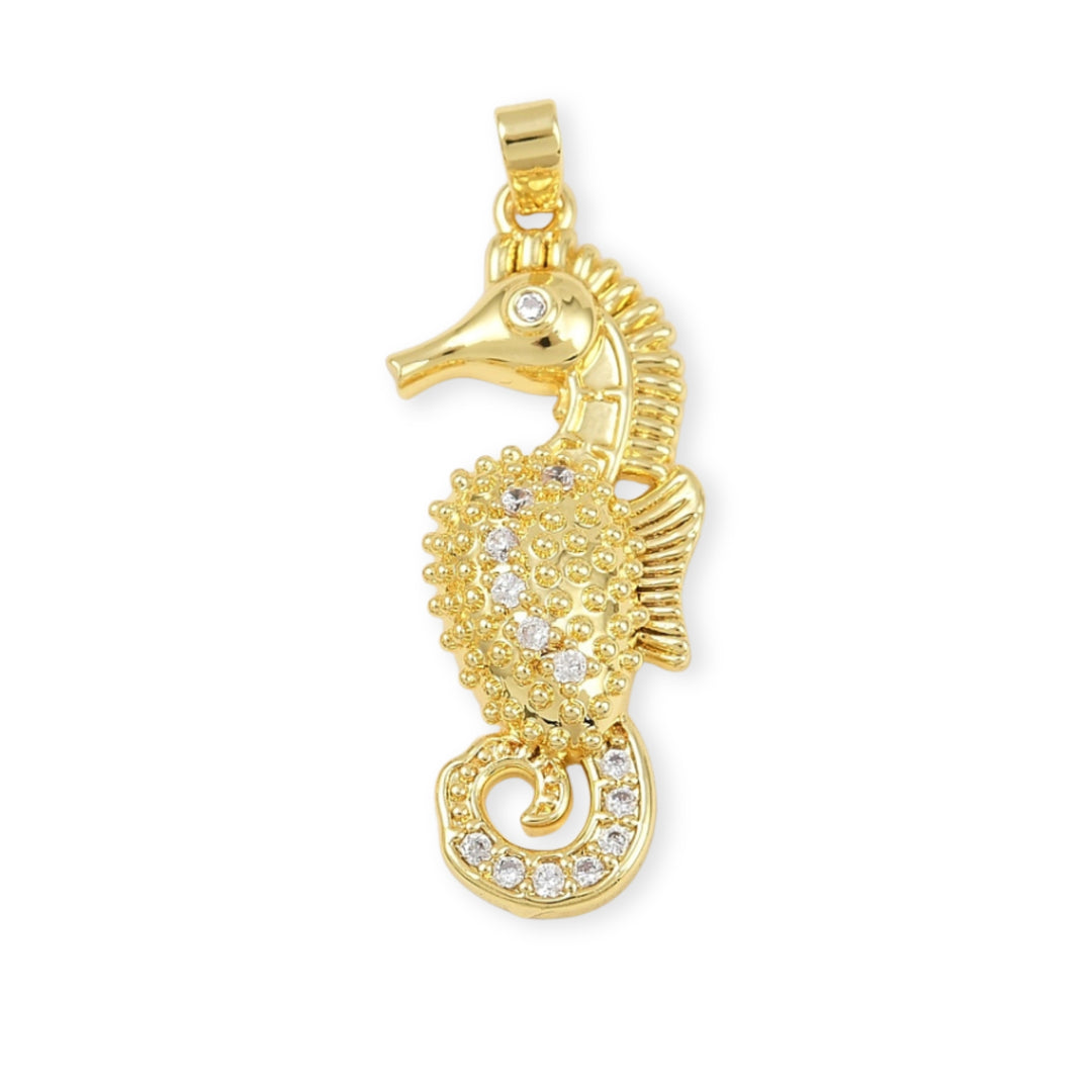 Dije en forma de caballito de mar de chapa de oro con zirconia