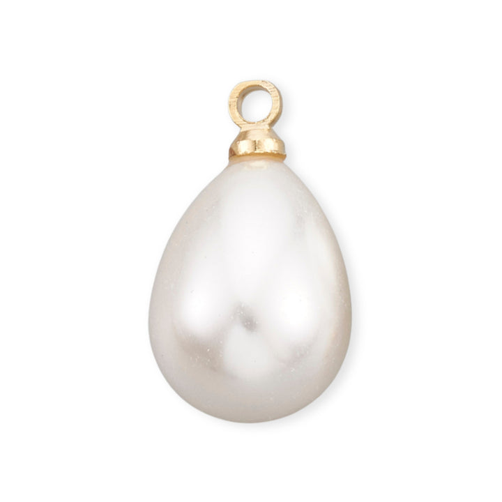Dije en forma de gota de perla sintética con engarce dorado