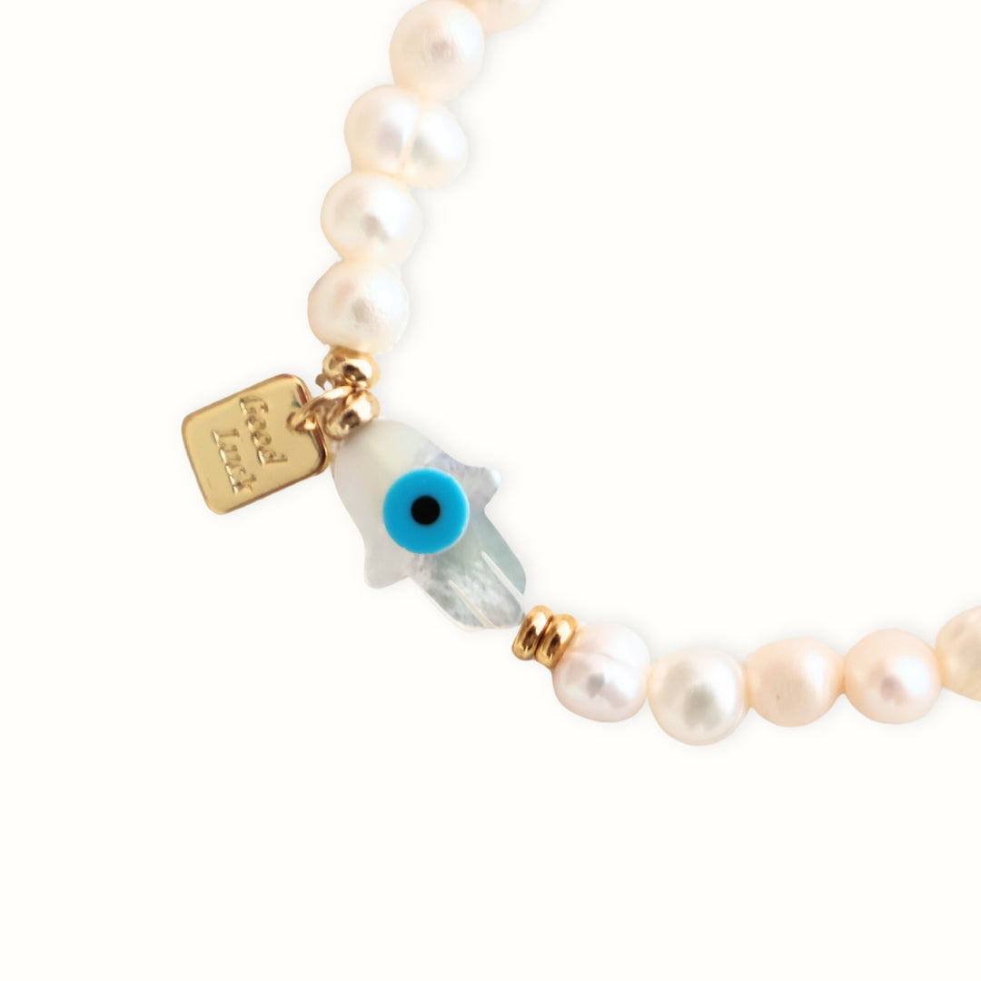 Pulsera Amirae con perlas de río y mano de Fátima en madre perla