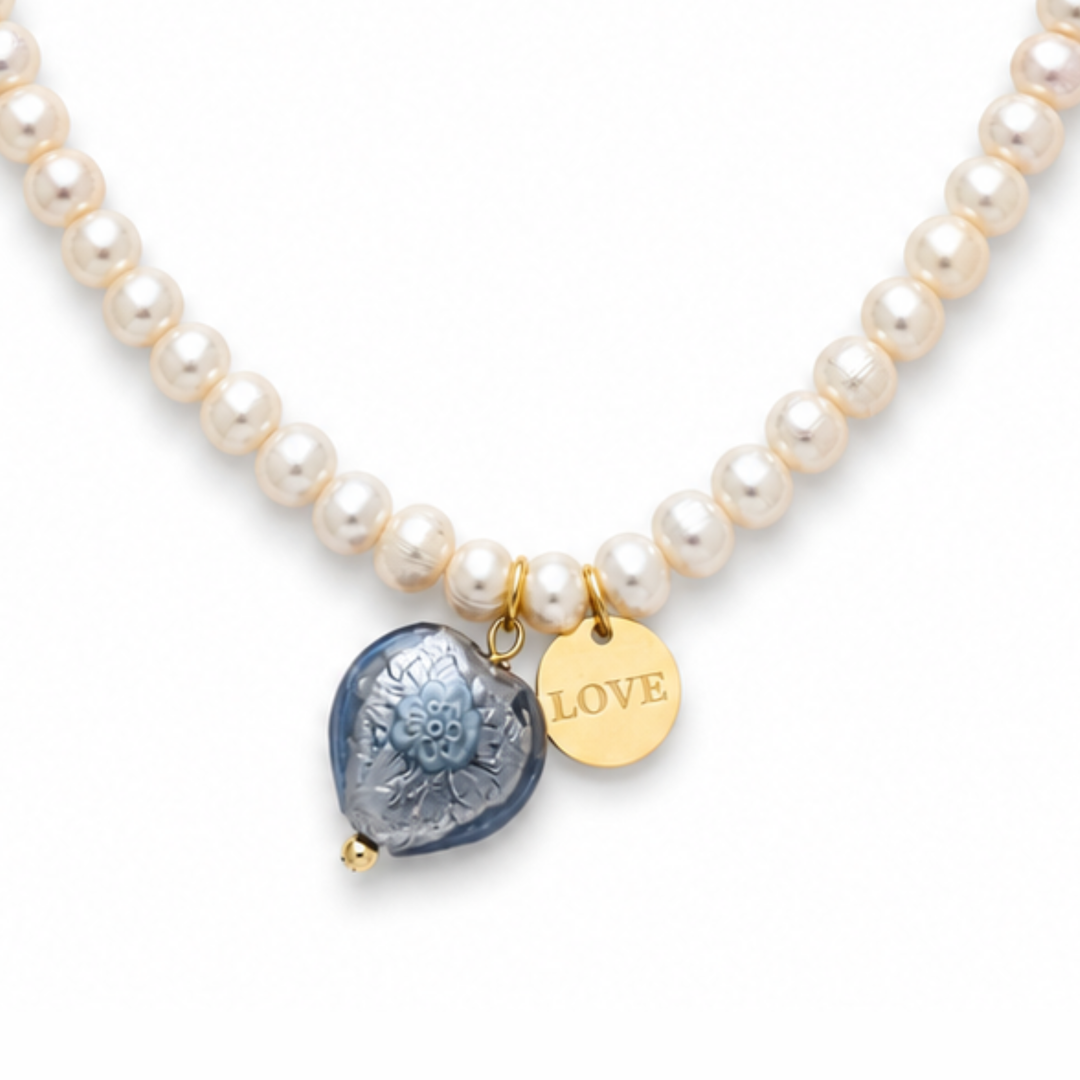 Collar Élia de perla natural con corazón de cristal Murano y placa dorada 'Love'