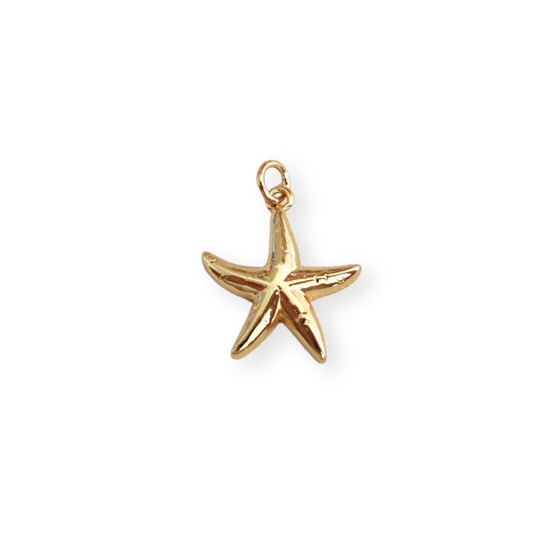 Dije dorado en forma de estrella de mar elaborado en chapa de oro