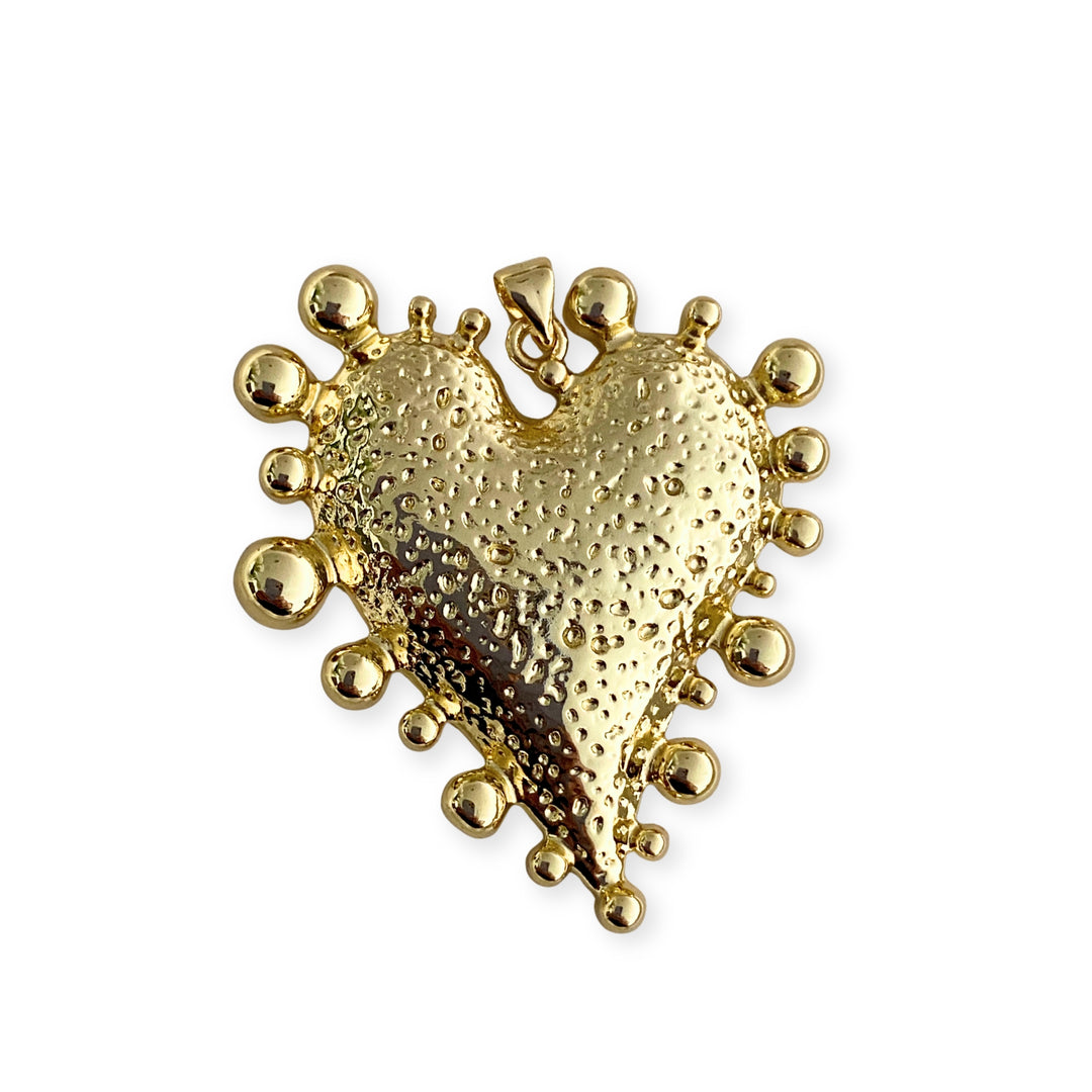 Dije de corazón de chapa de oro con decoración de bolitas