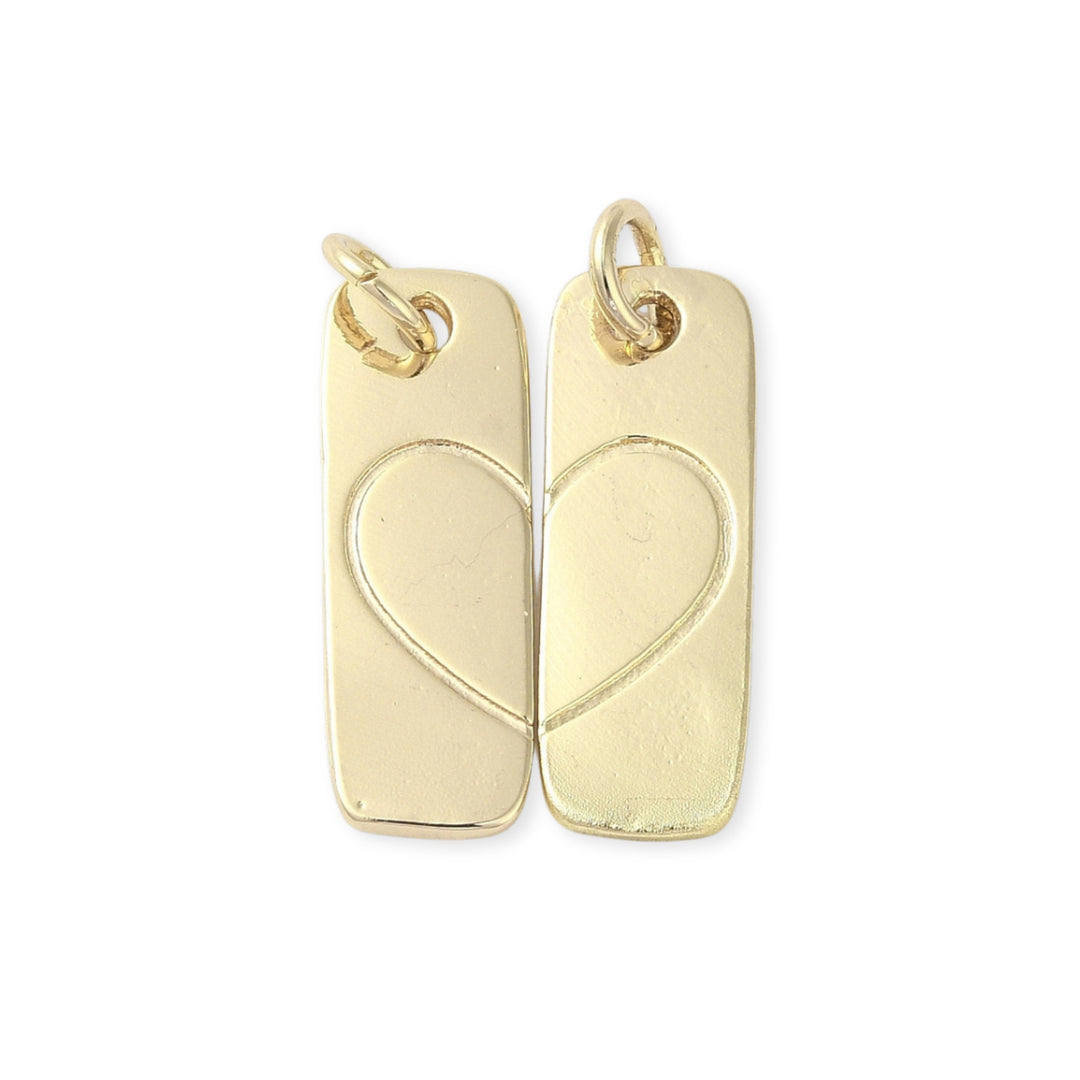 Conjunto de dijes de chapa de oro que forman un corazón
