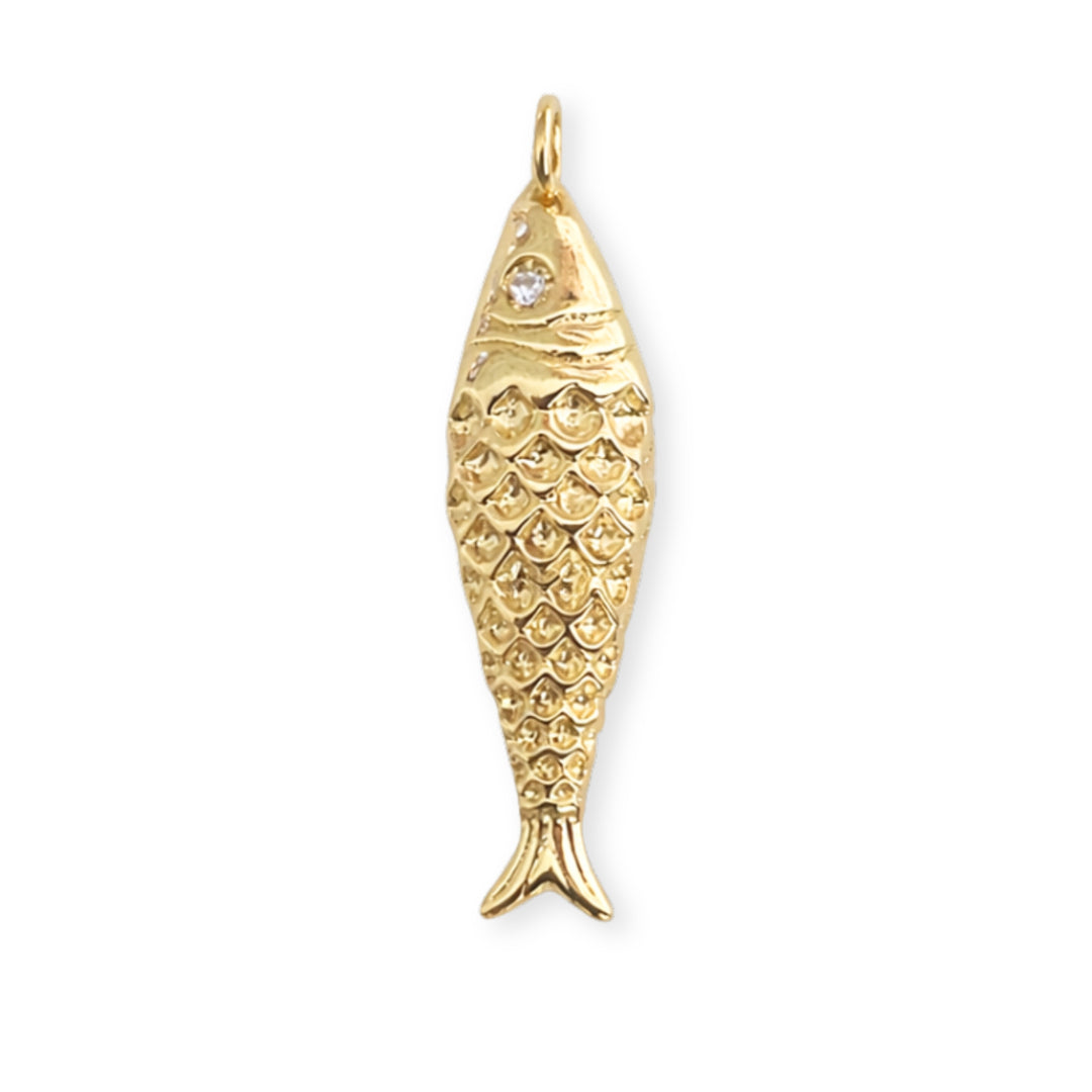 Dije en forma de pez de chapa de oro con zirconia en el ojo