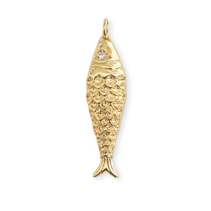 Dije en forma de pez de chapa de oro con zirconia en el ojo