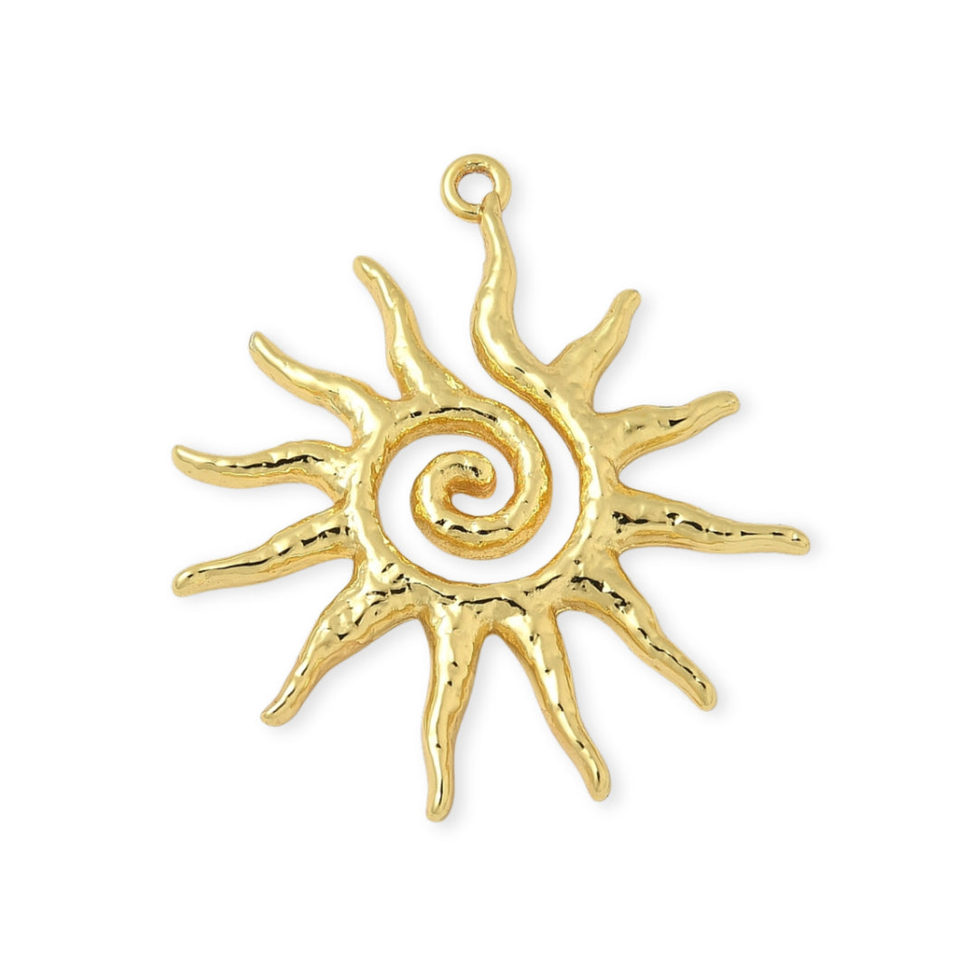 Dije en forma de sol con espiral central elaborado en chapa de oro sobre fondo blanco