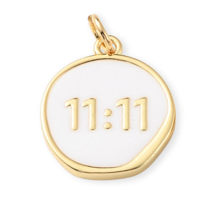Dije circular dorado con “11:11” esmaltado en blanco